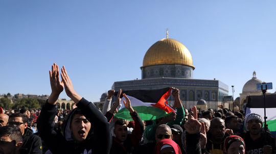 Palestínčania pokračujú v protestoch pre Jeruzalem, hlásia dvoch mŕtvych