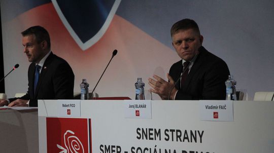 Robert Fico a Peter Pellegrini počas snemu v...