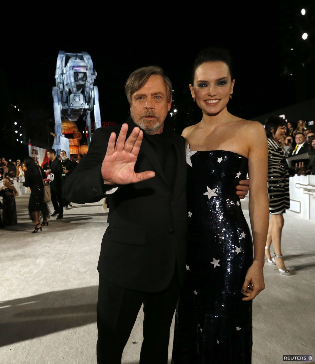 Herec Mark Hamill pózuje s predstaviteľkou Rey...