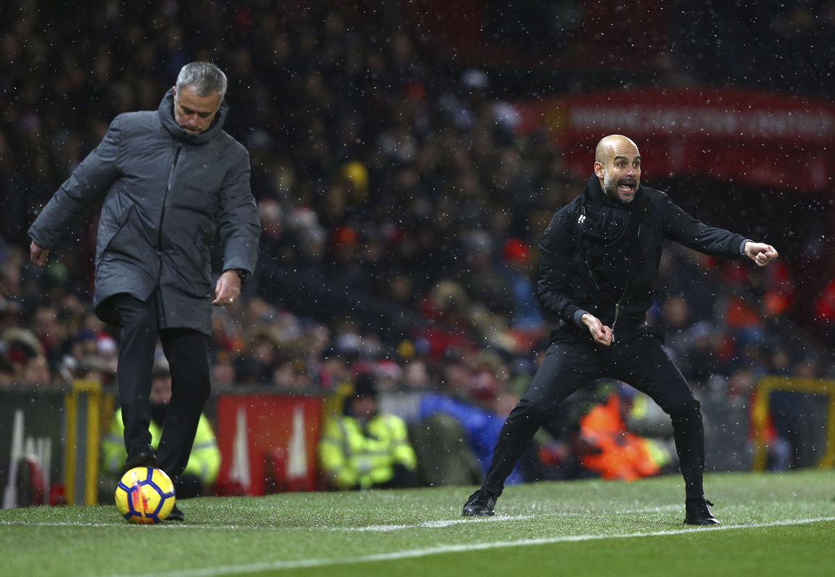 Tréner Manchestru United José Mourinho (vľavo)...