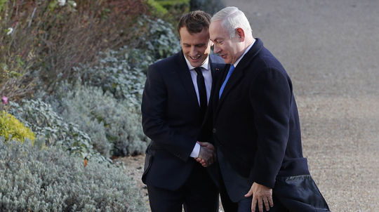 Macron v otázke Jeruzalema nabáda Netanjahua k veľkým gestám a mieru