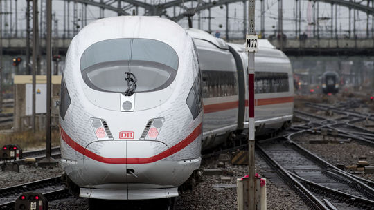 Na severe Nemecka podpálili železničnú infraštruktúru, útok obmedzil dopravu