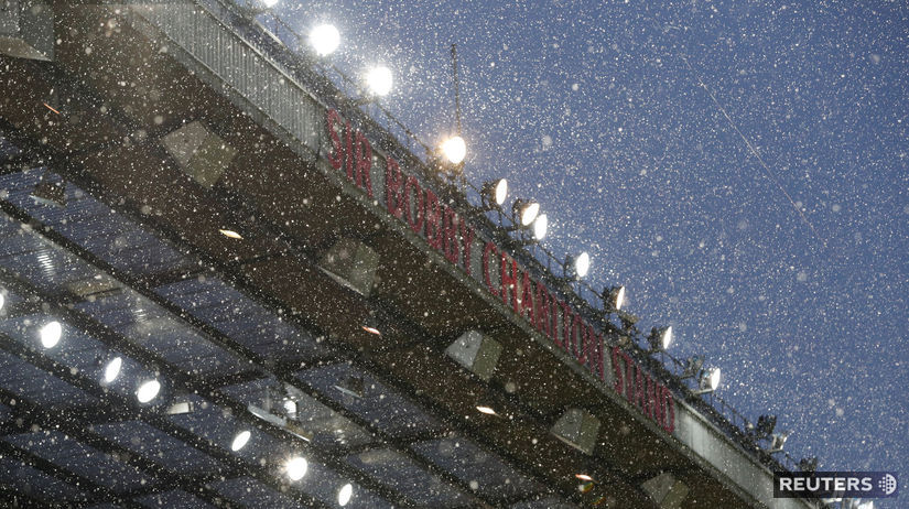 Husté sneženie na štadióne Old Trafford pred...