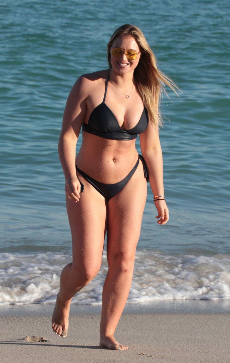 Modelka Iskra Lawrence predvádza svoje krivky...