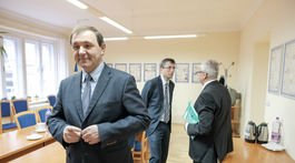 Prostredníka si cirkevné súdy prehadzujú medzi sebou 