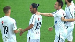 Ronaldinhova strela z polovice skončila v sieti. Aplaudoval mu aj zahanbený brankár