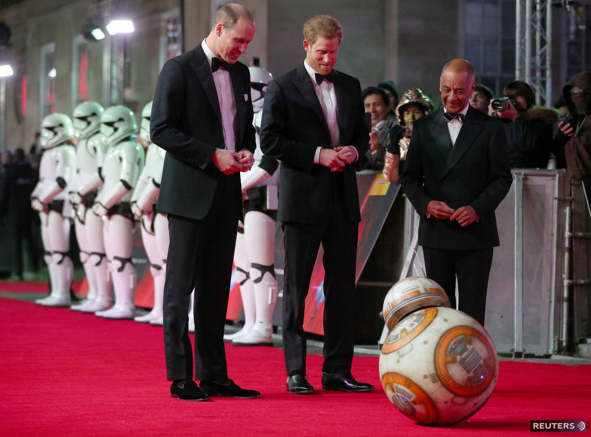 Princ William (vľavo) a princ Harry na...