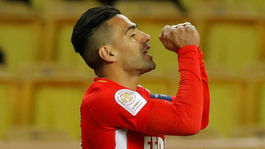 Inštinkt lovca. Falcao prišiel na ihrisko a strelil gól zo 40 metrov