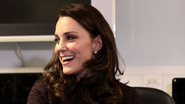 Vojvodkyňu Kate previezli do pôrodnice