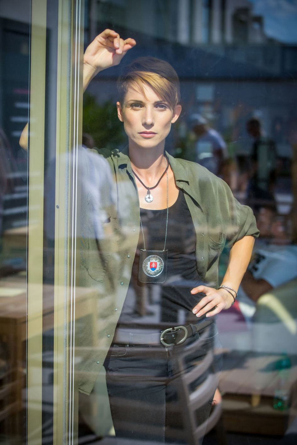Zuzana Kanócz pri práci na seriáli Za sklom.