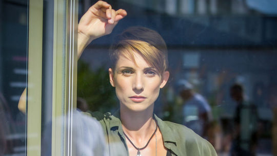 Zuzana Kanócz pri práci na seriáli Za sklom.