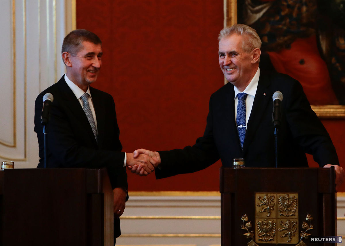 Český premiér Andrej Babiš (vľavo) a prezident...