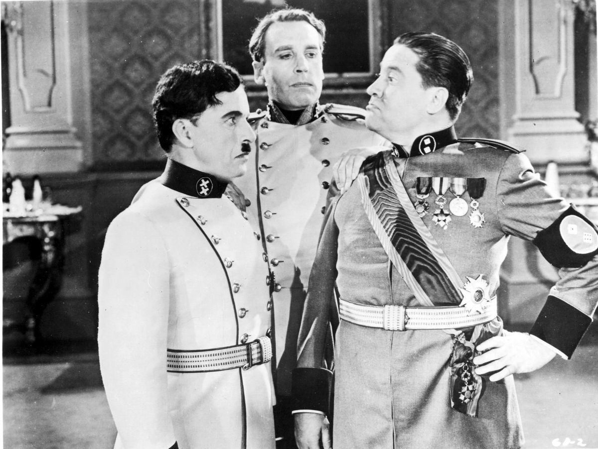 Charlie Chaplin (vľavo) vo filme Veľký diktátor.