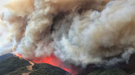 Mimoriadne ničivá sezóna pokračuje. Kaliforniu sužuje ďalší požiar, zničil už vyše 700 domov