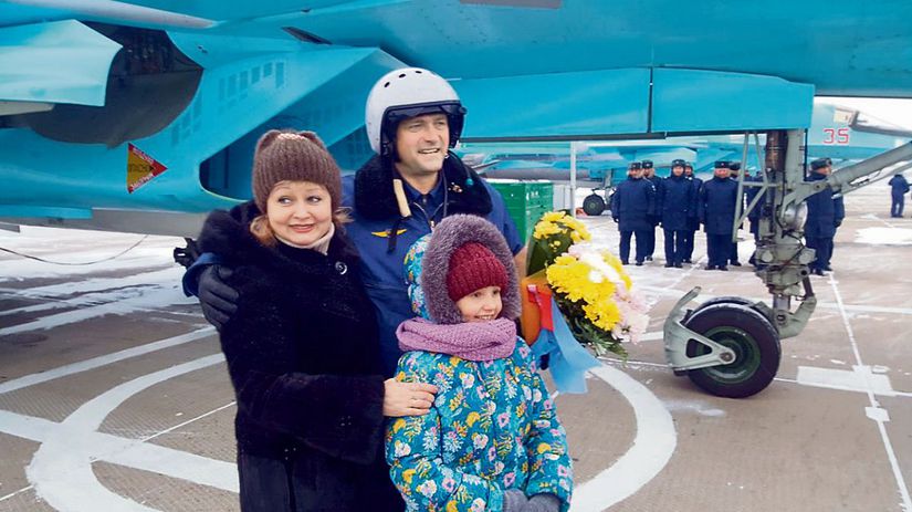 Pilotov Su-34 po návrate zo Sýrie do...