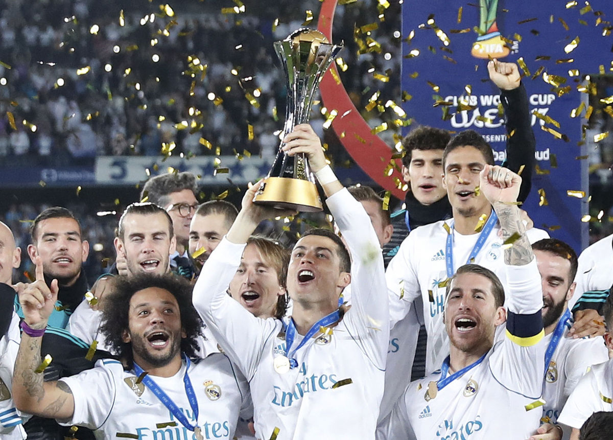 Cristiano Ronaldo (s trofejou za víťazstvo v MS...