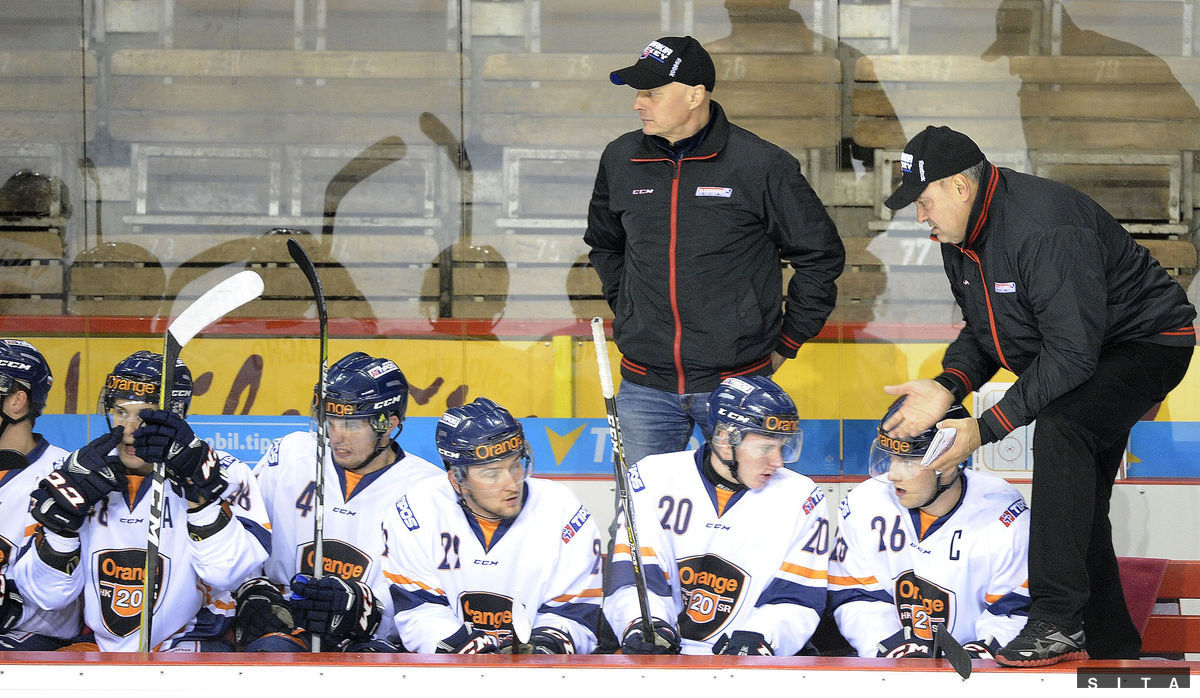 Hlavný tréner hokejistov do 20 rokov Ernest...