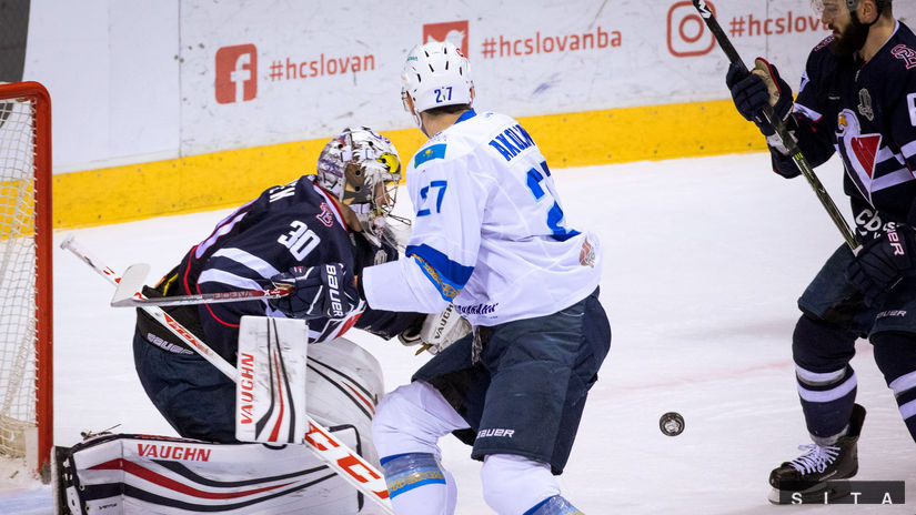 Brankár Slovana Jakub Štěpánek zasahuje pred...