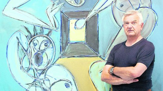 Zberateľ Ivan Melicherčík pred obrazom Divoká...