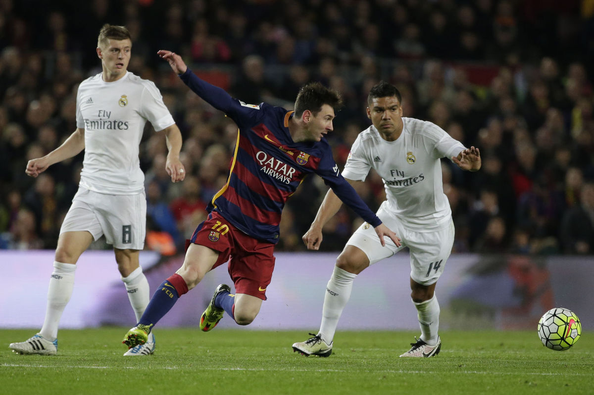 Lionel Messi (FC Barcelona) a dvojica Realu...