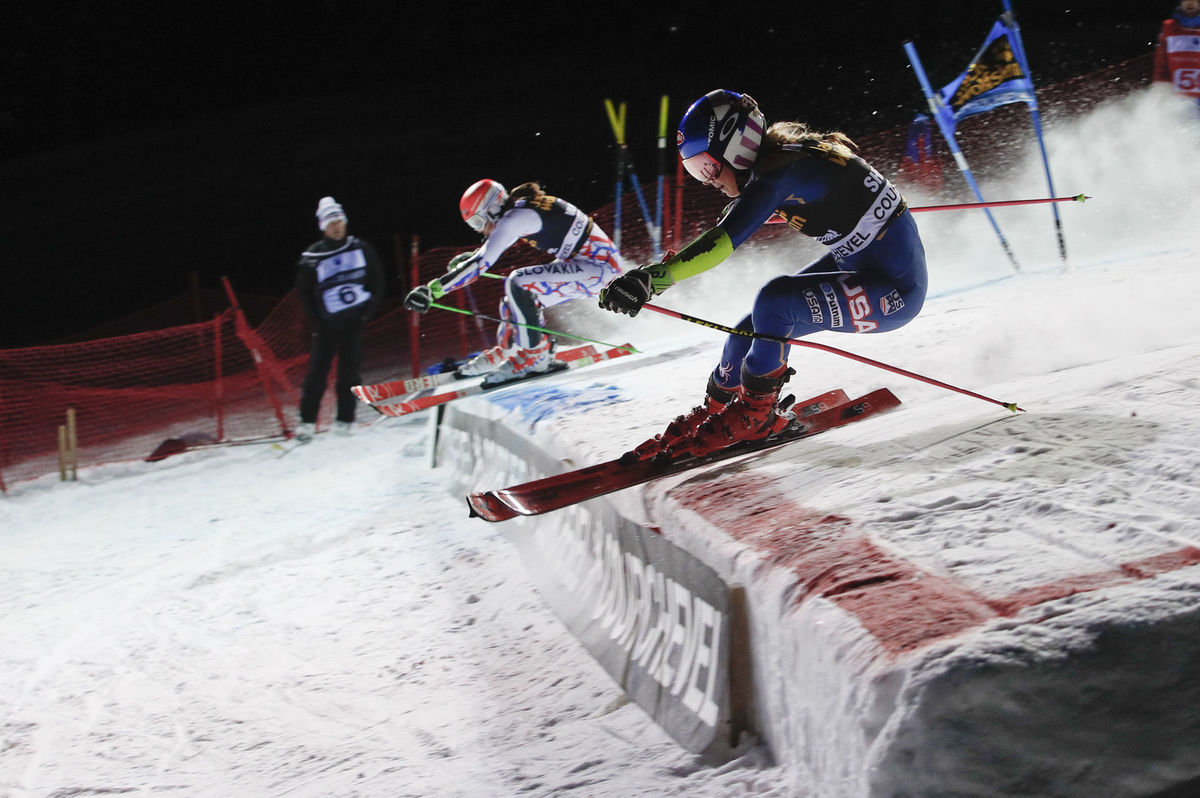 Petra Vlhová (vzadu) proti Mikaele Shiffrinovej...