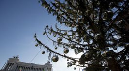 Hanba pre večné mesto. Vianočný strom v Ríme rýchlo opadáva, prischla mu prezývka Prašivec