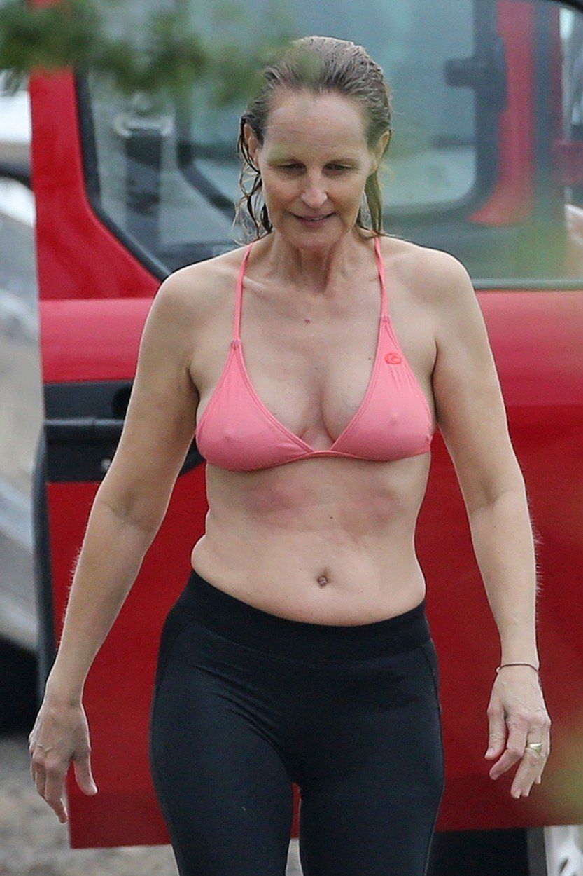 Herečka Helen Hunt na havajskej pláži.