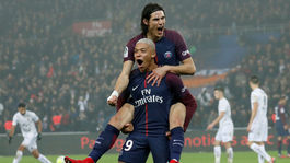 Vysoká škola futbalu. Sólo oslávenca Mbappého zakončil Cavani pätičkou