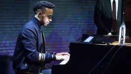 VIDEO: Talent na okruhu aj za klavírom. Šampión Hamilton zahral pieseň od Adele