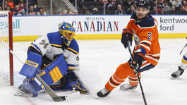 Halák chytal pri prehre Islanders. Sekera bol opäť na ľade, vrátil sa aj Pánik