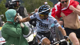 Päste, lakte, krv i lietajúce fľaše. Aj cyklisti rozdávajú údery