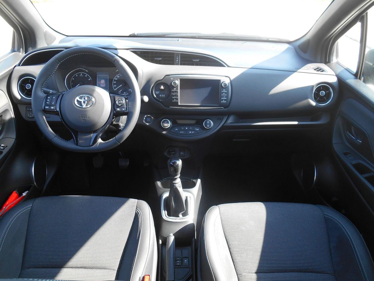 Vo vnútri je Toyota Yaris fádna.