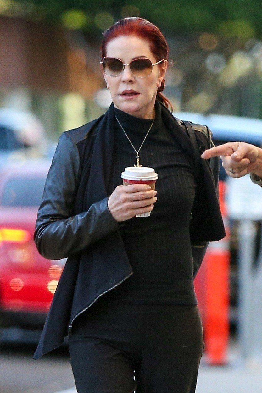 Priscilla Presley na prechádzke po Los Angeles.