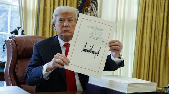 Trump podpísal najväčšiu daňovú reformu od čias Reagana