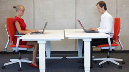 Dlhé sedenie je nezdravé! Už malé prestávky pomôžu