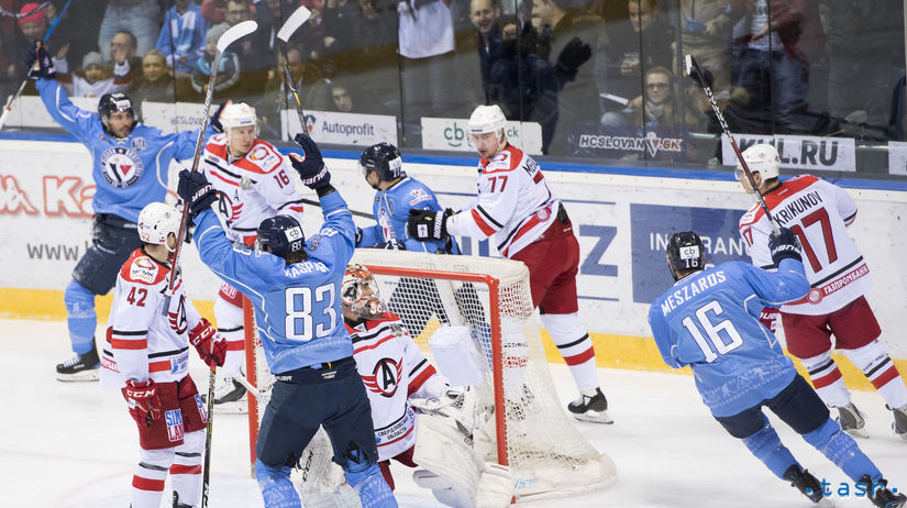 Hokejisti Slovana oslavujú úvodný gól v sieti...