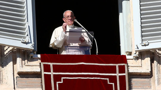 Pápež venoval tradičnú modlitbu mieru a obetiam tropickej búrky z Filipín