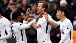 Kane prekonal Messiho a má rekord, United v závere zachránili aspoň bod