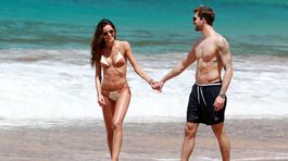 Kto má viac tehličiek na bruchu? Sexi Brazílčanka či slávny futbalista? 