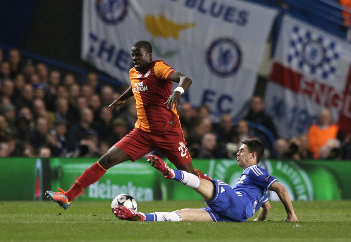 Emmanuel Eboué (vľavo) v drese Galatasarayu...