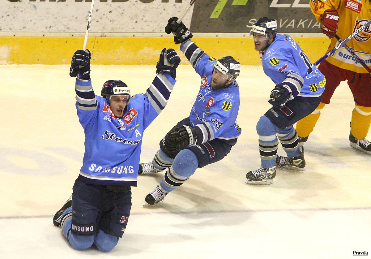 Richard Kapuš (v popredí) v drese Slovana.