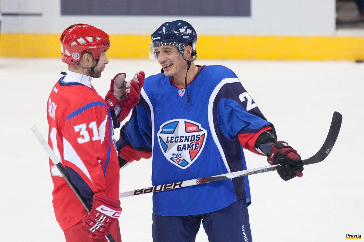 Richard Kapuš (vpravo) počas Zápasu legiend KHL.