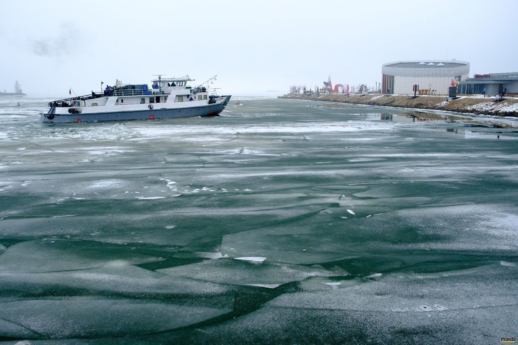 Ľadoborec na Dunaji // Vo februári tak mrzlo,...