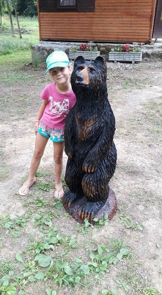 Jeho medveď je lákadlom pre deti, aby sa pri...
