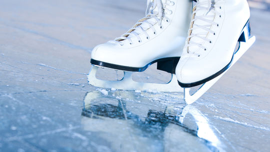 V obci Tuhár sa chcú cez vianočné prázdniny korčuľovať na umelom ľade
