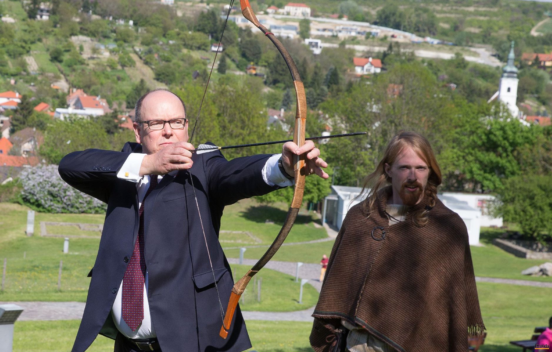 Knieža lukostrelec // Monacké knieža Albert II....