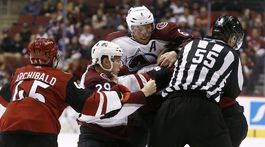 VIDEO: Zákerného Rinalda potrestal na ľade protihráč a neskôr aj vedenie NHL