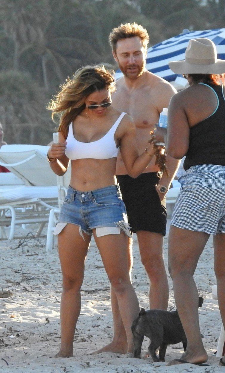 David Guetta a modelka Jessica Ledon na pláži...