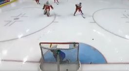 VIDEO: Na bezbranného ľadára lietali puky. Českí mladíci si na MS spravili hanbu