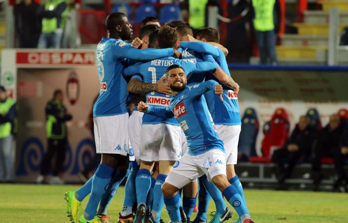Marek Hamšík v obklopení spoluhráčov z Neapola...